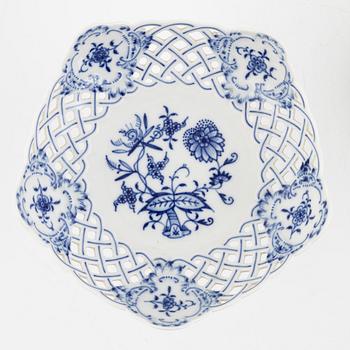 A 17-piece porcelain coffee set, "Zwiebelmuster", Meissen, Germany.