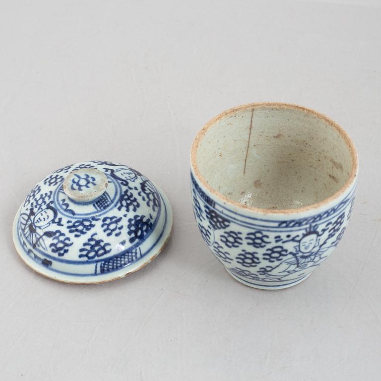 A porcelain table lamp and a box with cover, 19th/20th century.