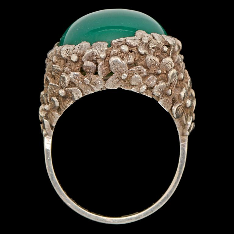 RING, silver med cabochonslipad krysopras, Heribert Engelbert för Stigbert, Stockholm, 1974. Vikt 7 g.