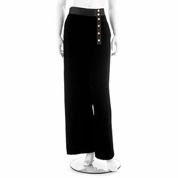 524. CHANEL, a pair of black velvet pants.