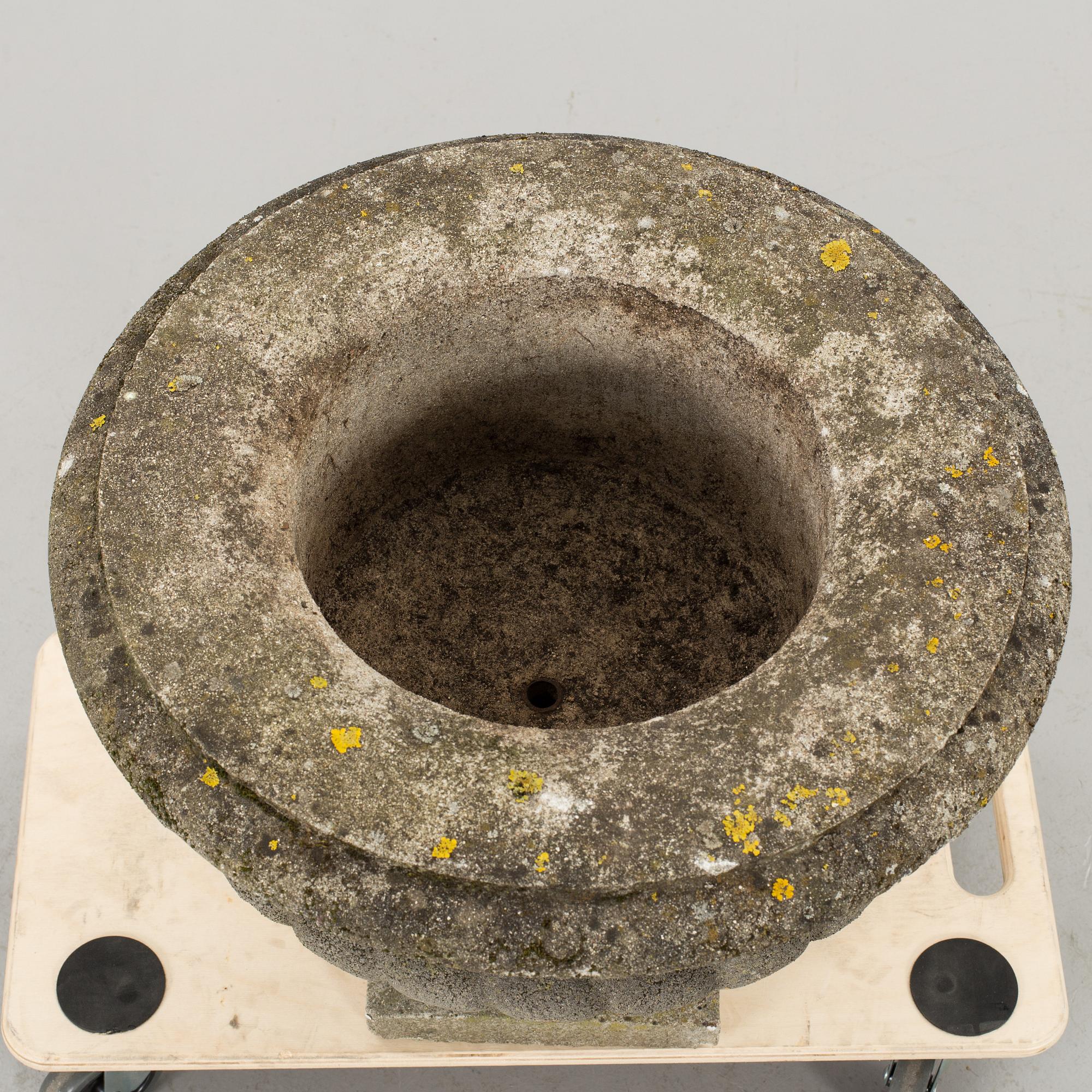 TRÄDGÅRDSURNA, cement 1900-tal.