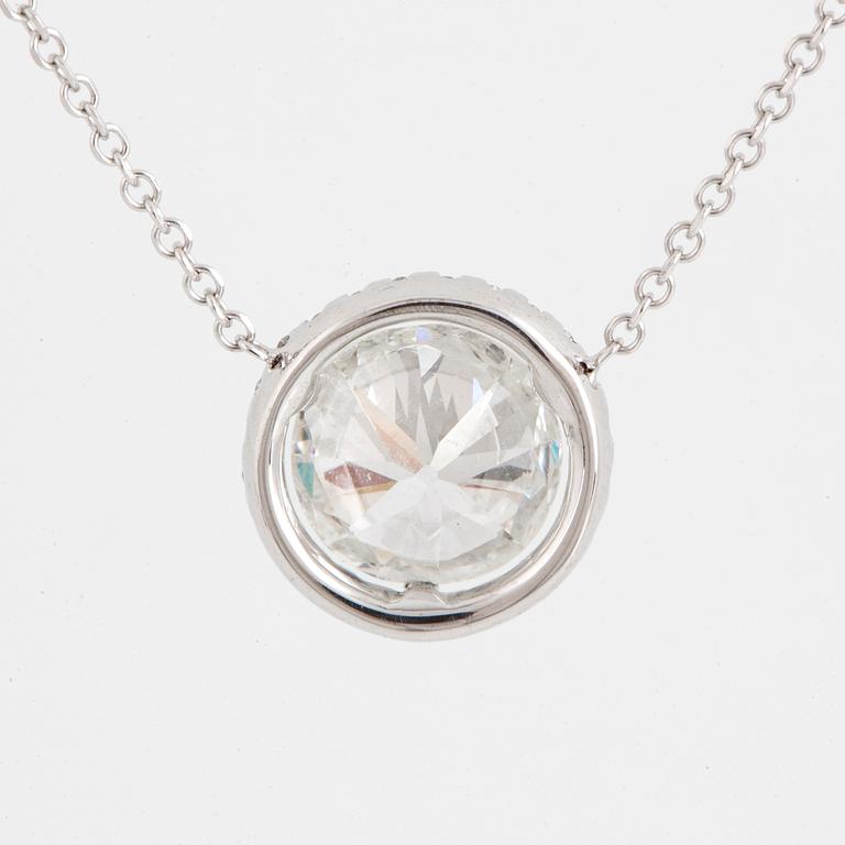 Brilliant-cut diamond necklace.