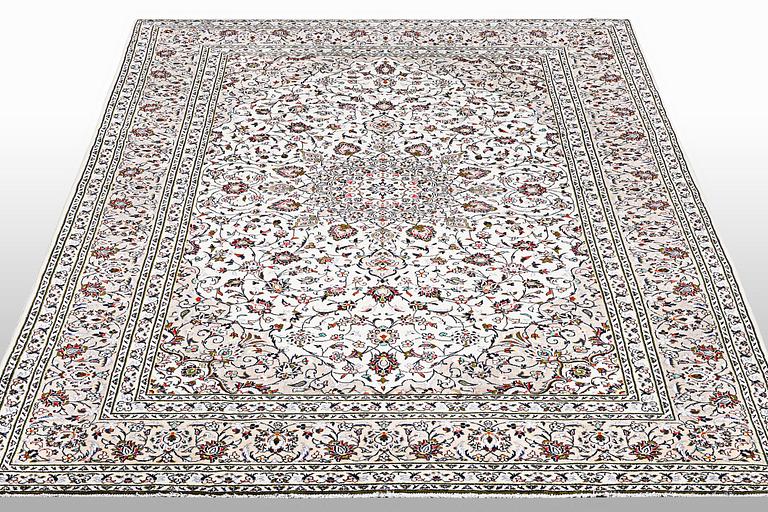A carpet, Kashan, ca 350 x 240 cm.