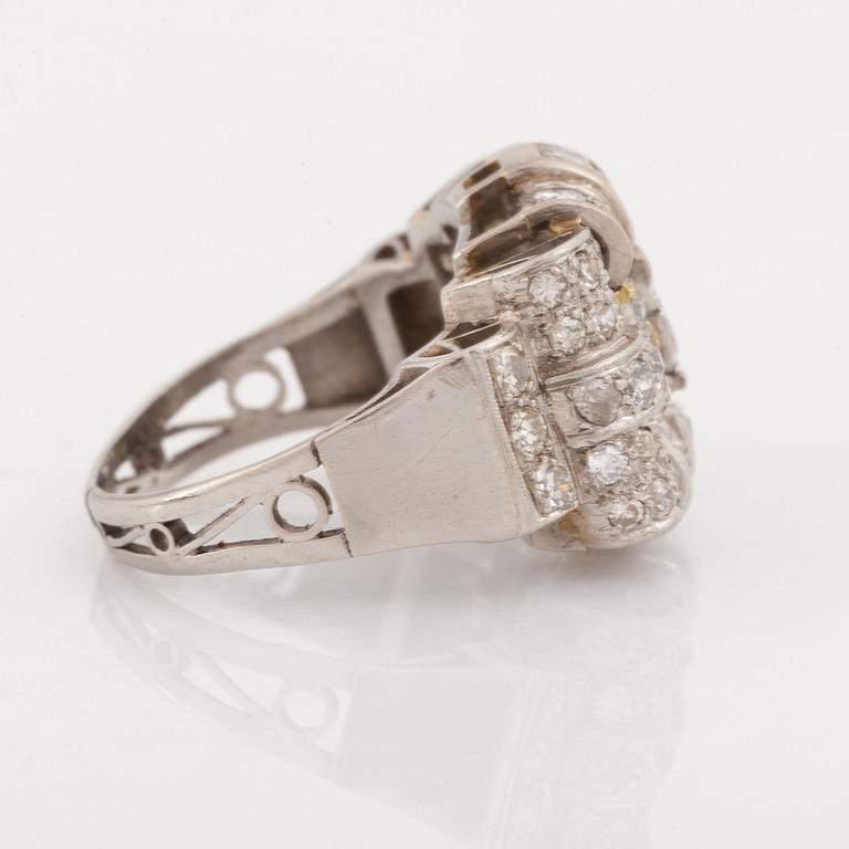 Ring, platina med diamanter.