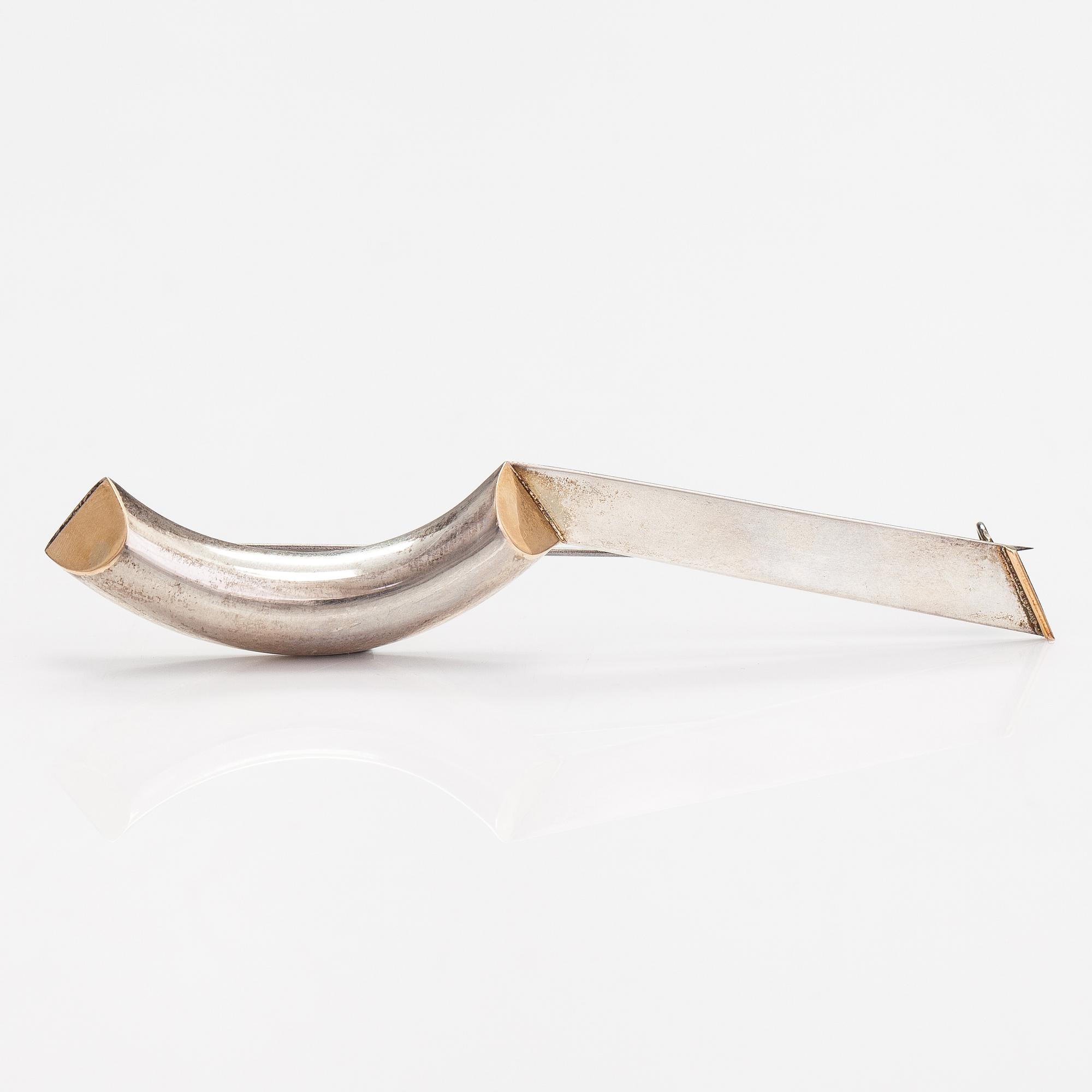 Paula Häiväoja, A sterling silver and gold brooch "Jostakin Alkaen". Pentti Roos/Studio Paula, Helsinki.