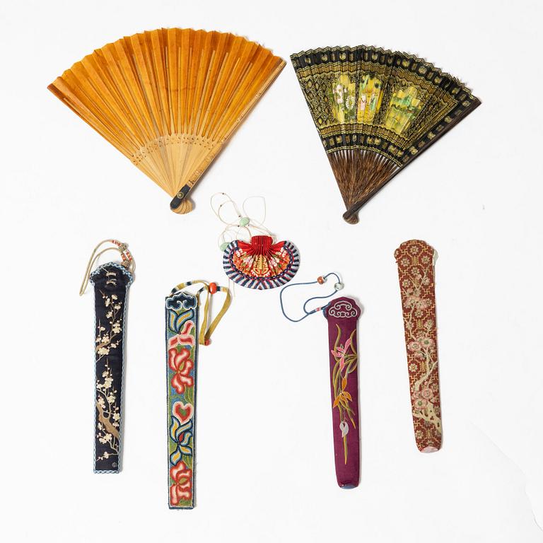 Två solfjädrar, fyra broderade fodral samt liten väska, sen Qingdynasti/tidigt 1900-tal.