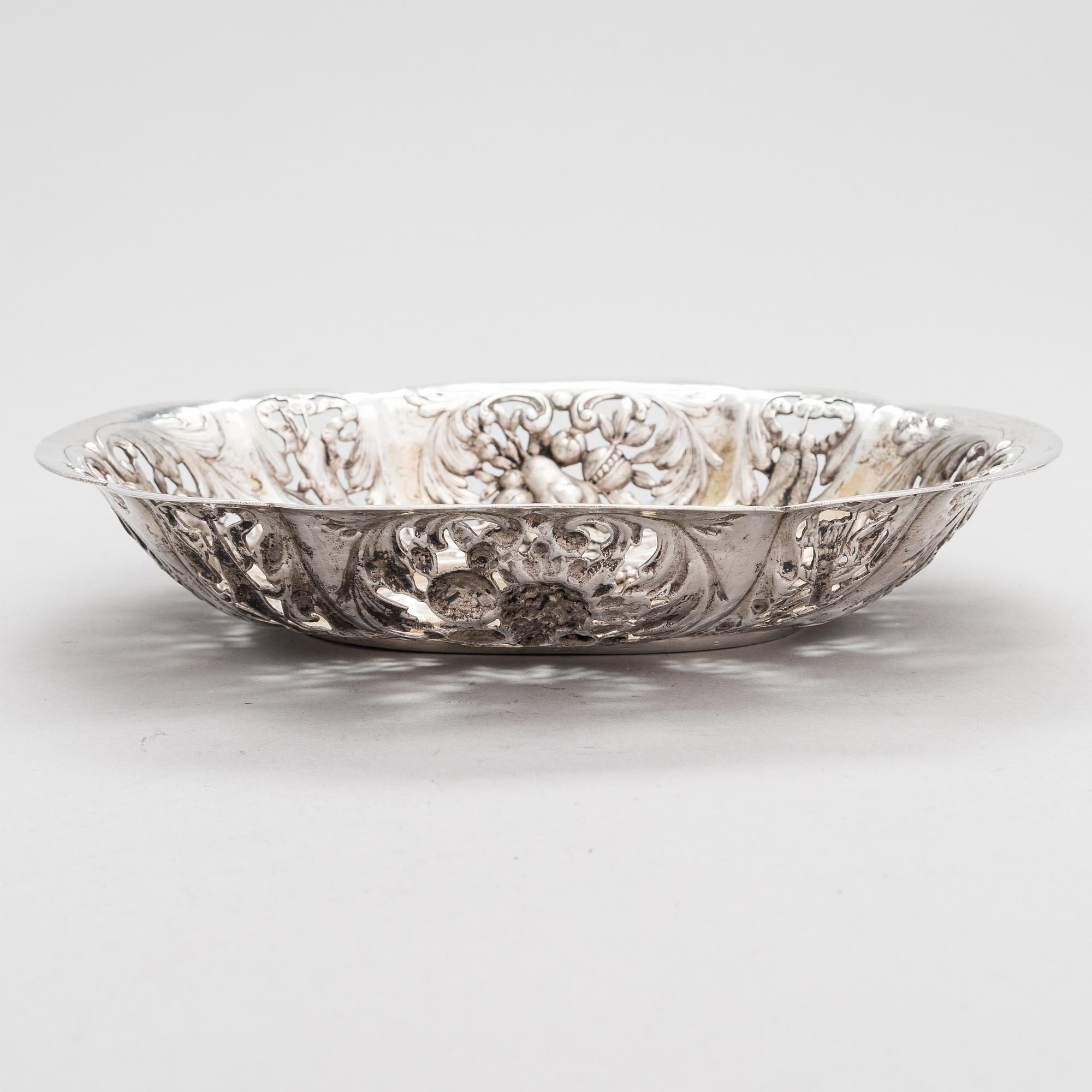 A late 18th-century silver fruit bowl, presumably Hanau pseudo marks.