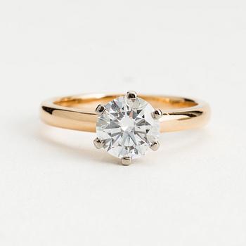 A RING set with a round brilliant-cut diamond.