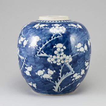 A large blue and white jar, Qing dynasty, 19th Century.