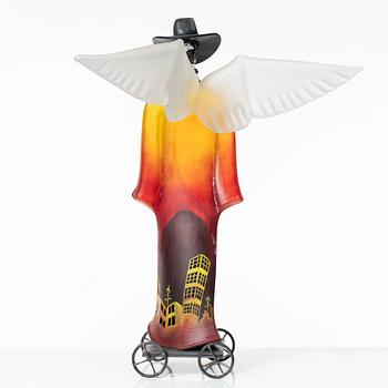 Kjell Engman, Bevingad figur i röd rock.