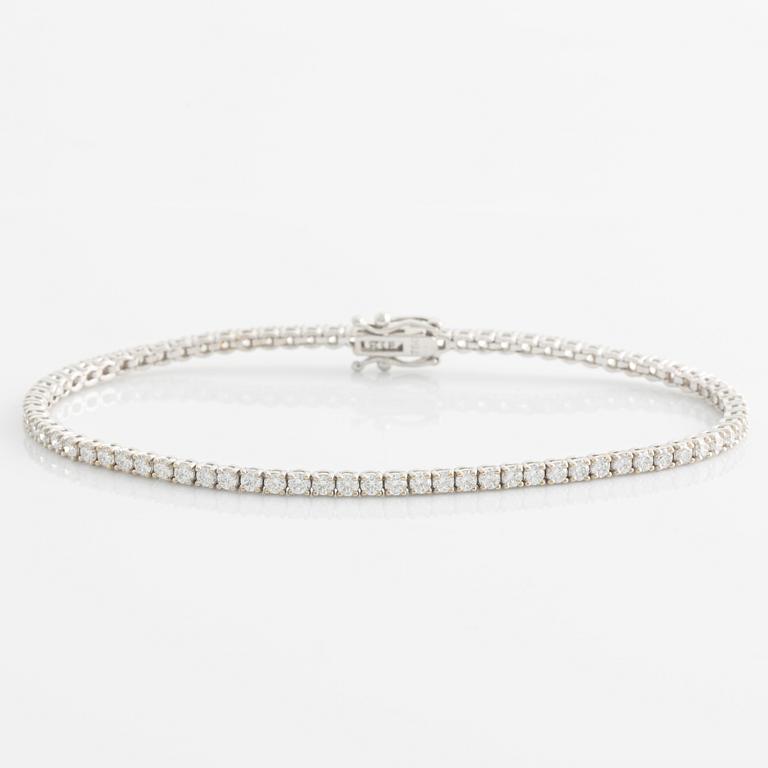 Tennis bracelet with brilliant-cut diamonds.