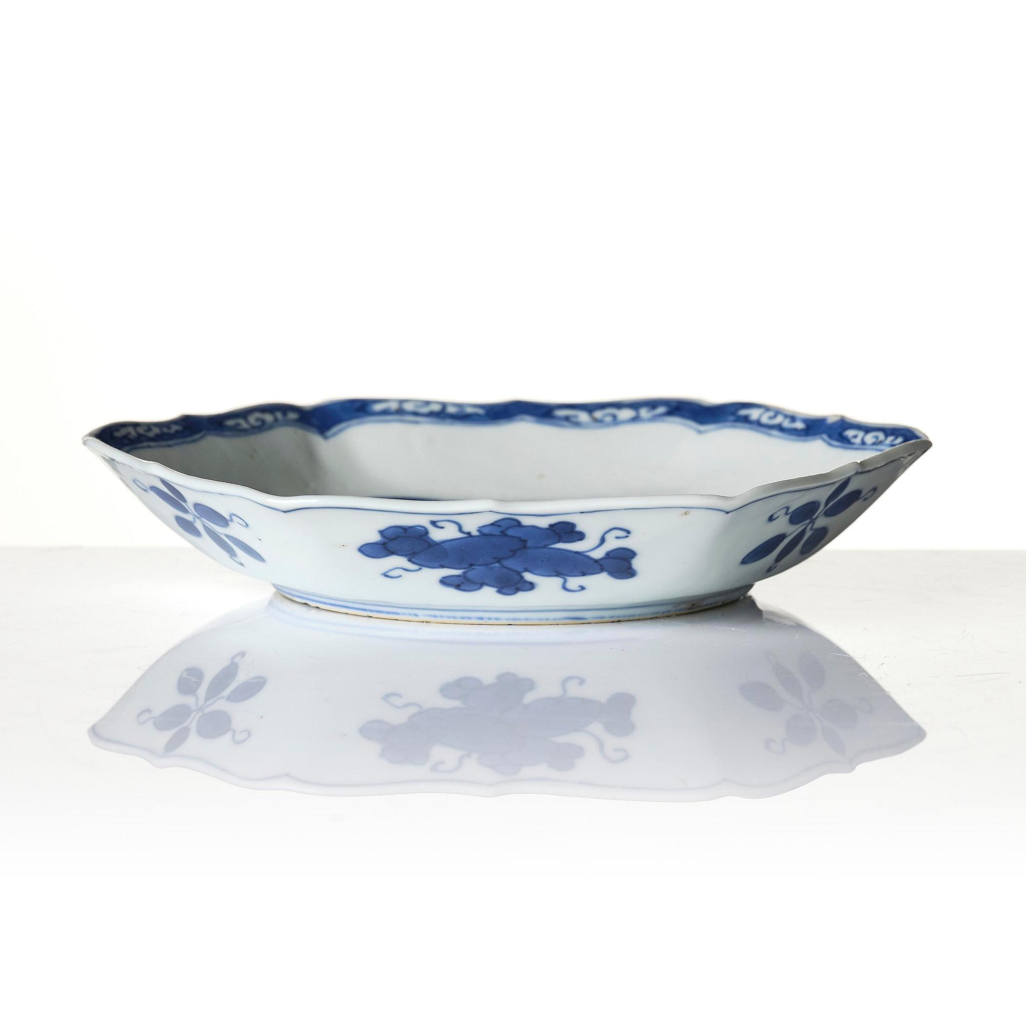 A blue and white dragon dish, Qing dynasty, Kangxi (1662-1722).