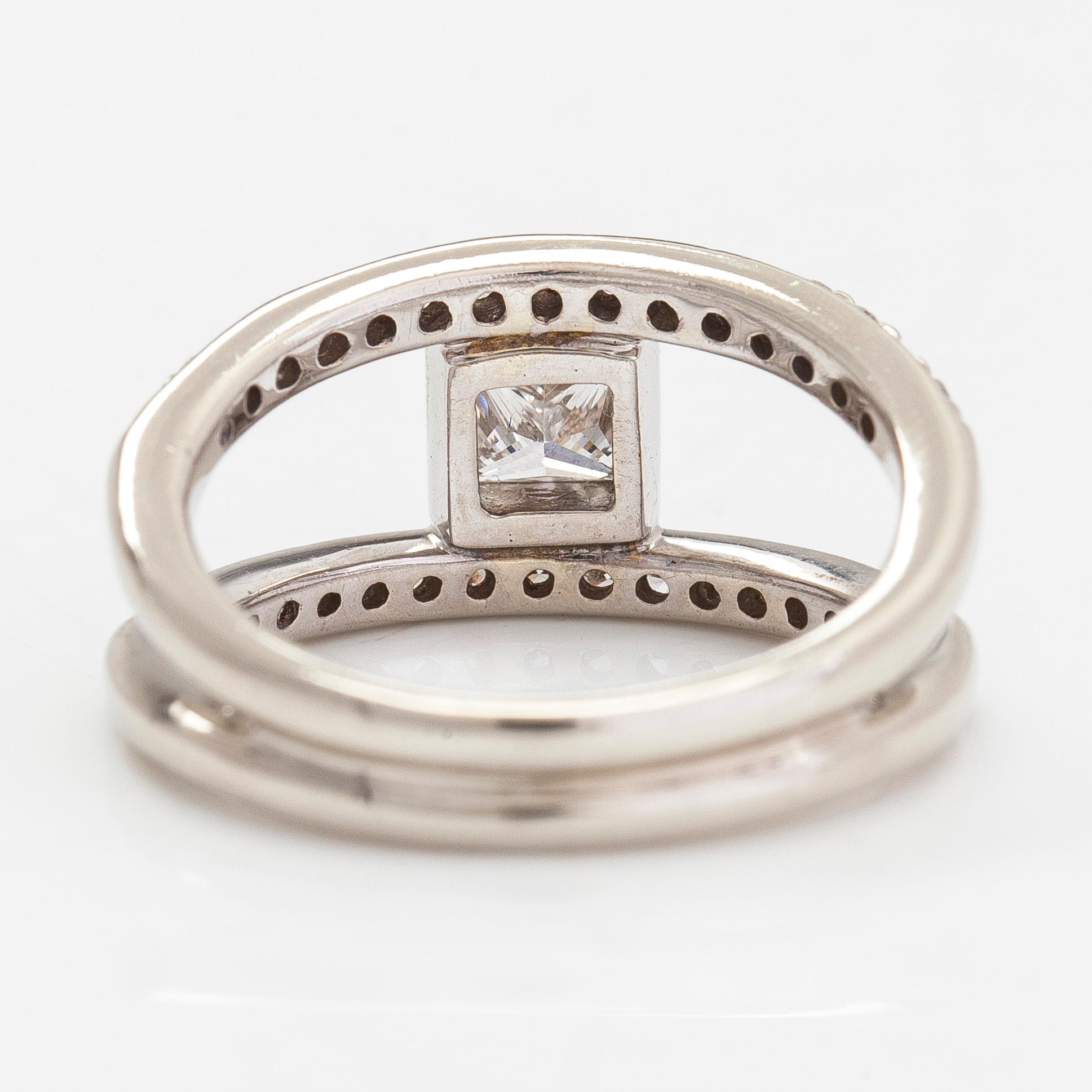 Ring, 14K vitguld med en prinsesslipad diamant ca 0.50 ct och sidodiamanter totalt ca 0.30 ct.