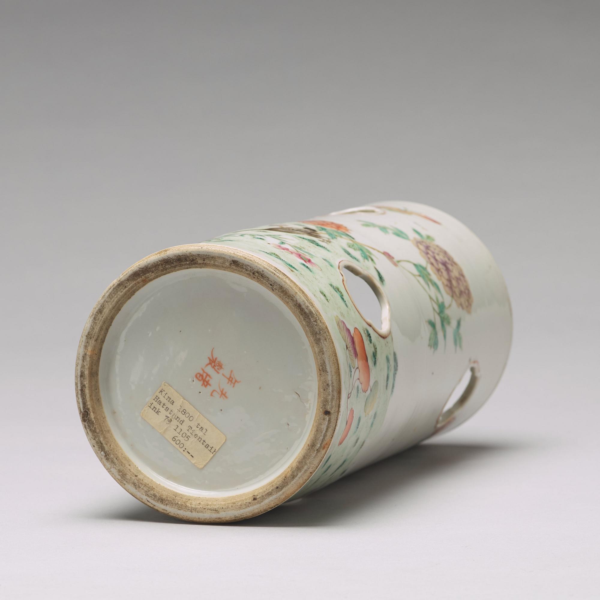 PERUKSTOCK/VAS, porslin. Qingdynastin, omkring 1900.