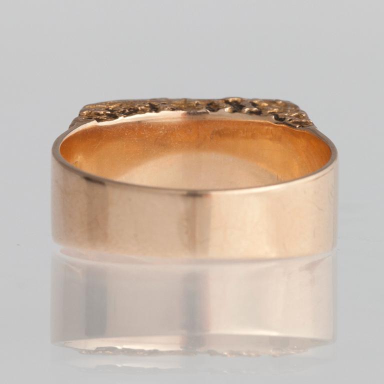 Björn Weckström, A RING, 14K gold, copper ore "Goldstone" Lapponia 1970.