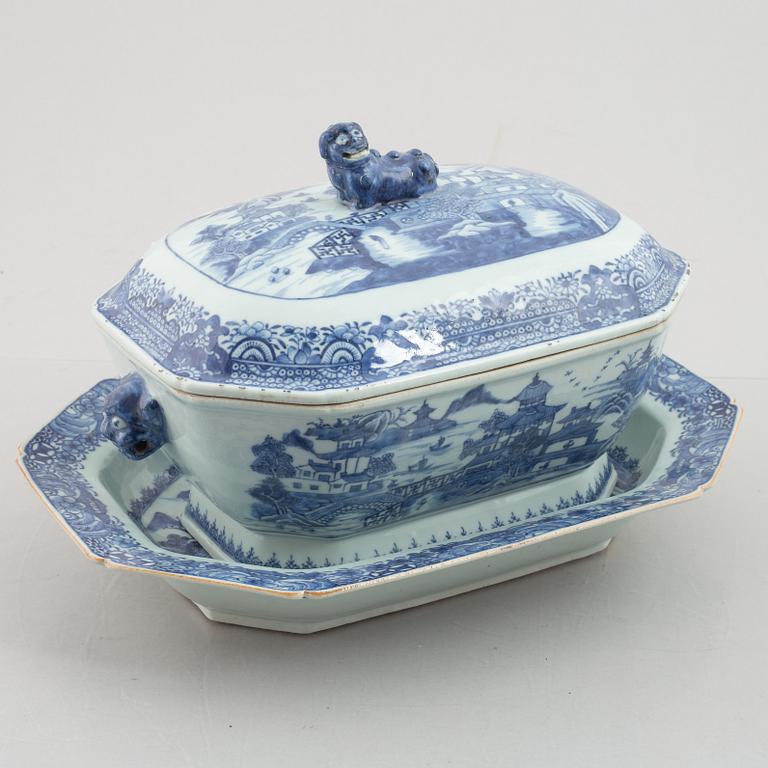 A blue and white tureen with cover and stand, Qing dynasty, Qianlong (1736-95).