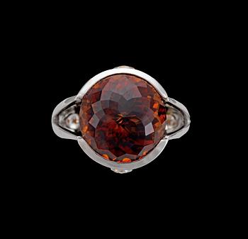 980. RING, fantasislipad granat med två droppslipade diamanter, tot. ca 0.30ct.