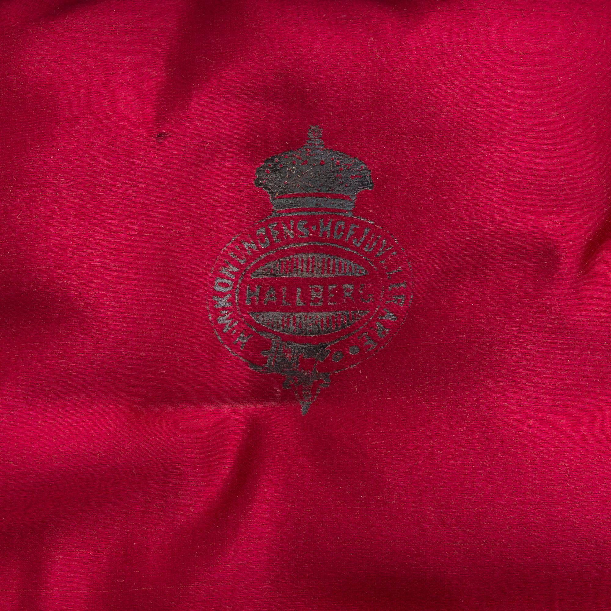 Saltkar och dryckeskanna i miniatyr, silver, C G Hallberg, Stockholm 1900-1904. I original ask.