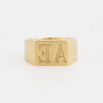 An 18K gold ring.