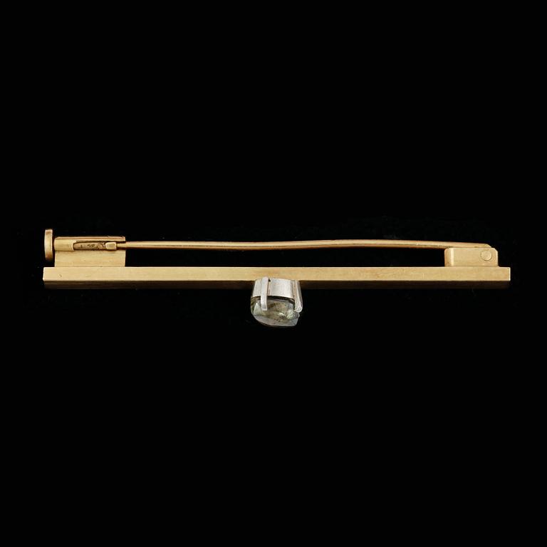 BROSCH, 18k guld med slipad sten, Wiwen Nilsson, Lund,1947 . Vikt ca6g.