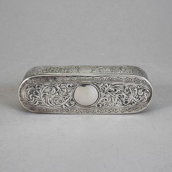 DOSOR, 2 st, silver, Gustaf Theodor Folcker, Stockholm, 1850 respektive JLR, London, 1878. Vikt 710 g.