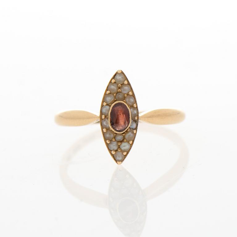 SORMUS, viistehiottu granaatti, helmet, 18K kultaa. Suomen Kultaseppä, Turku.