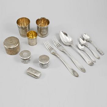 PART SILVER, 13 delar, 1800-talets början till 1900-talets början, total vikt exklusive glas 482 gram.