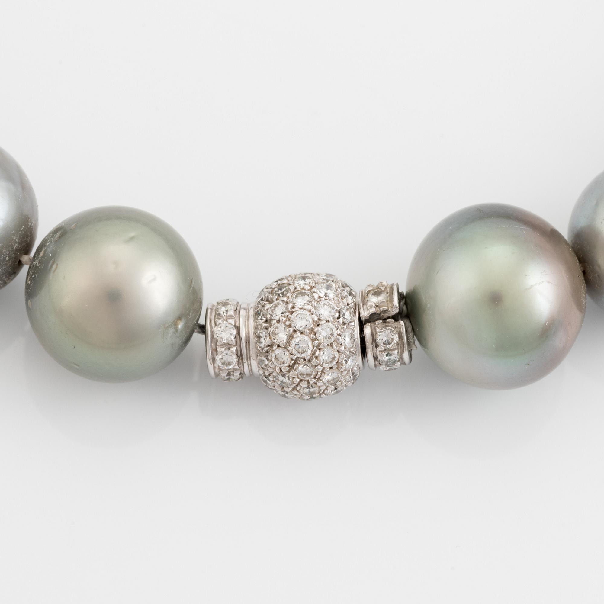 Collier med odlade Tahitipärlor och lås 18K vitguld med briljantslipade diamanter totalt ca 1,5 ct.