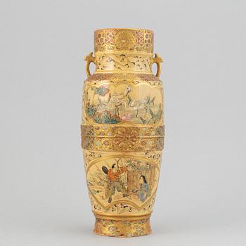 A richly decorated japanese Satsuma vase, made in Kobe Japan, Meiji period (1868-1912).