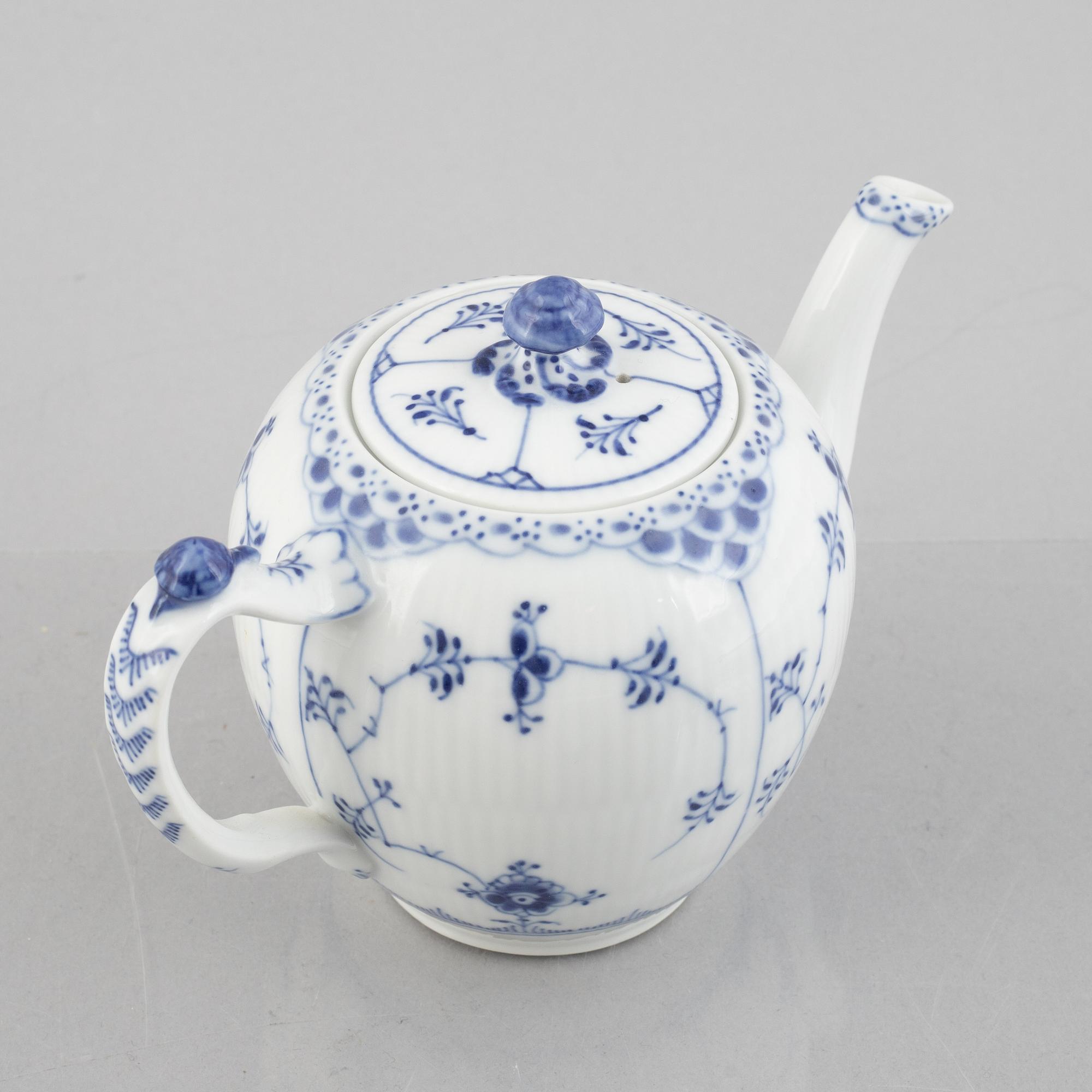 A 'Blue Fluted half lace' / 'Musselmalet' porcelain teapot, Royal Copenhagen, model 259, post 1923.