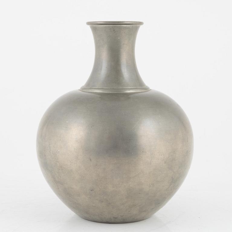 Firma Svenskt Tenn, a pewter box and a vase Stockholm 1926 and 1929.