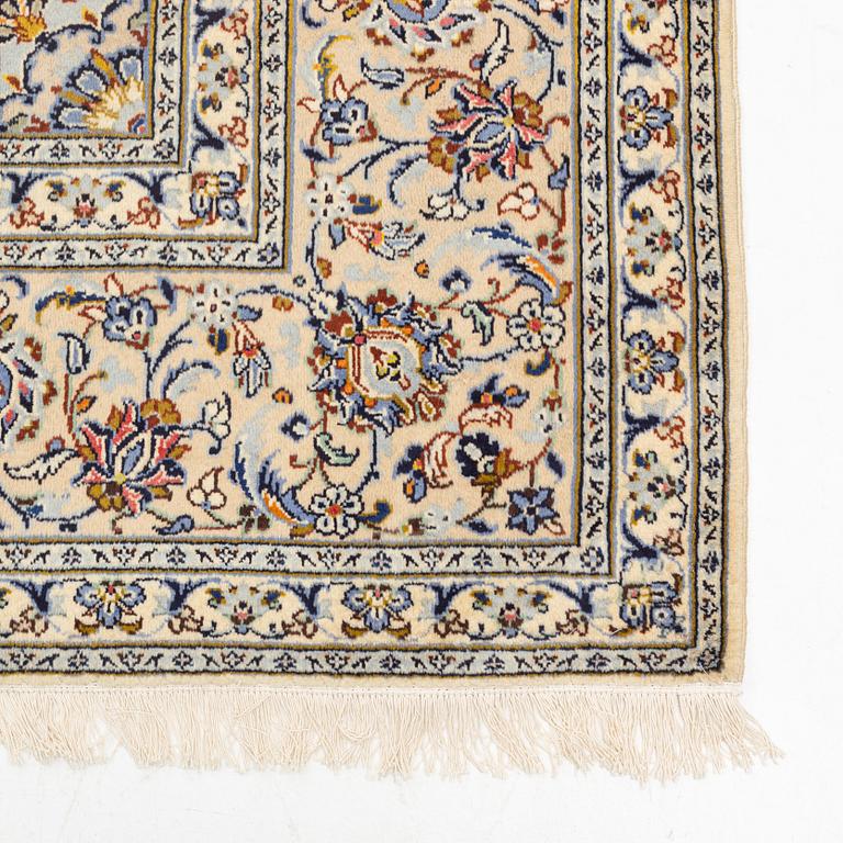 A carpet, semi-antique, Kashan, ca 398 x 281 cm.