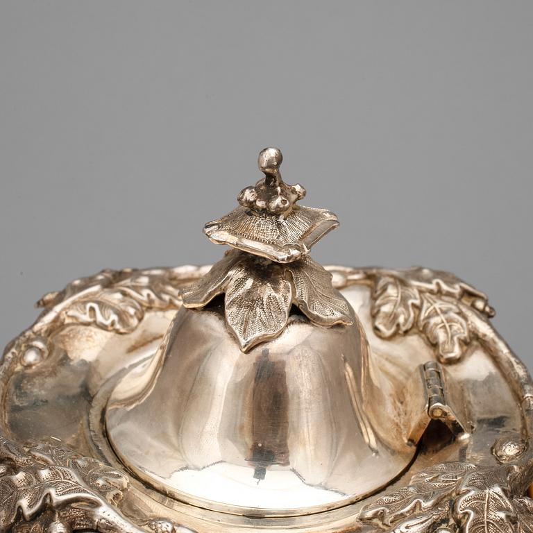 KANNA, silver, nyrokoko, Gustaf Möllenborg, Stockholm, 1856. Vikt ca 400 gram.