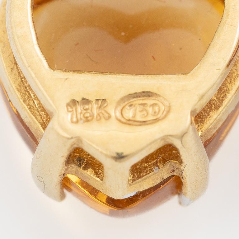 A pair of earrings in 18K gold with coloured gemstones and round brilliant-cut diamonds.