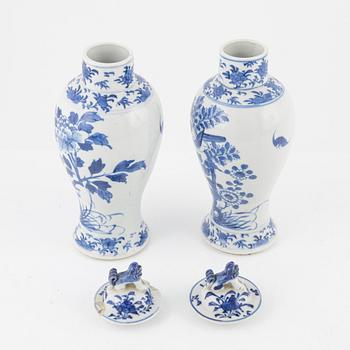Vaser, ett par, Kina, Kangxi-stil, 1800-tal, Såssnipor, ett par, 17/1800-tal, samt ett fat, Kina, Qianlong (1736-95).