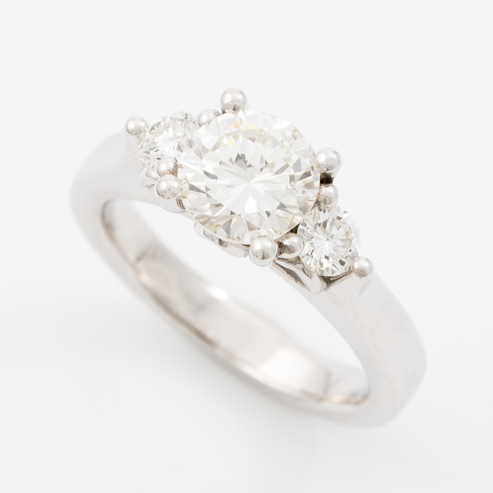 Ring in 18K white gold set with brilliant-cut diamonds. Accompanied by IGI report.