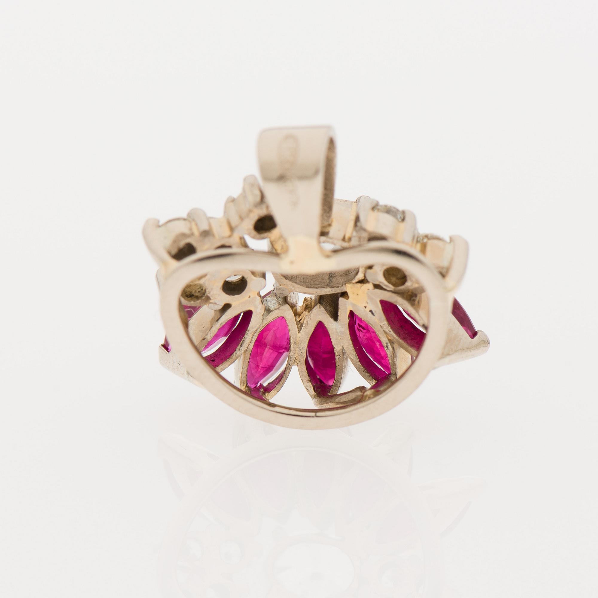 HÄNGE, 14K vitguld, oval diamant 0,40 ct samt mindre diamanter, rubiner. Erkki Nupponen, Helsingfors.