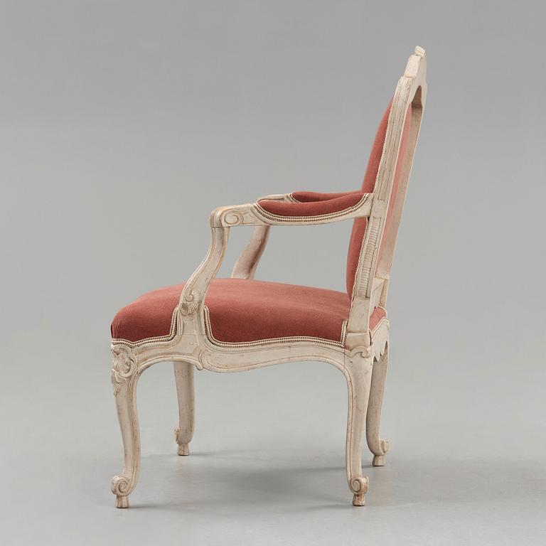 KARMSTOL. Stockholmsarbete, i Olof Höglanders art (mästare i Stockholm 1750-1765). Rokoko. En senare kopia medföljer.