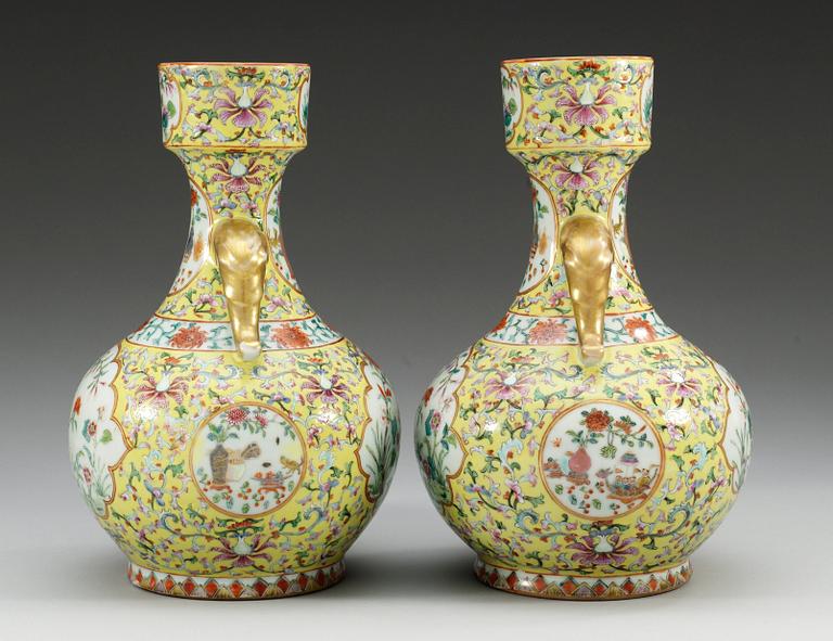 VASER, ett par, porslin. Qing dynastin, 1800-tal.