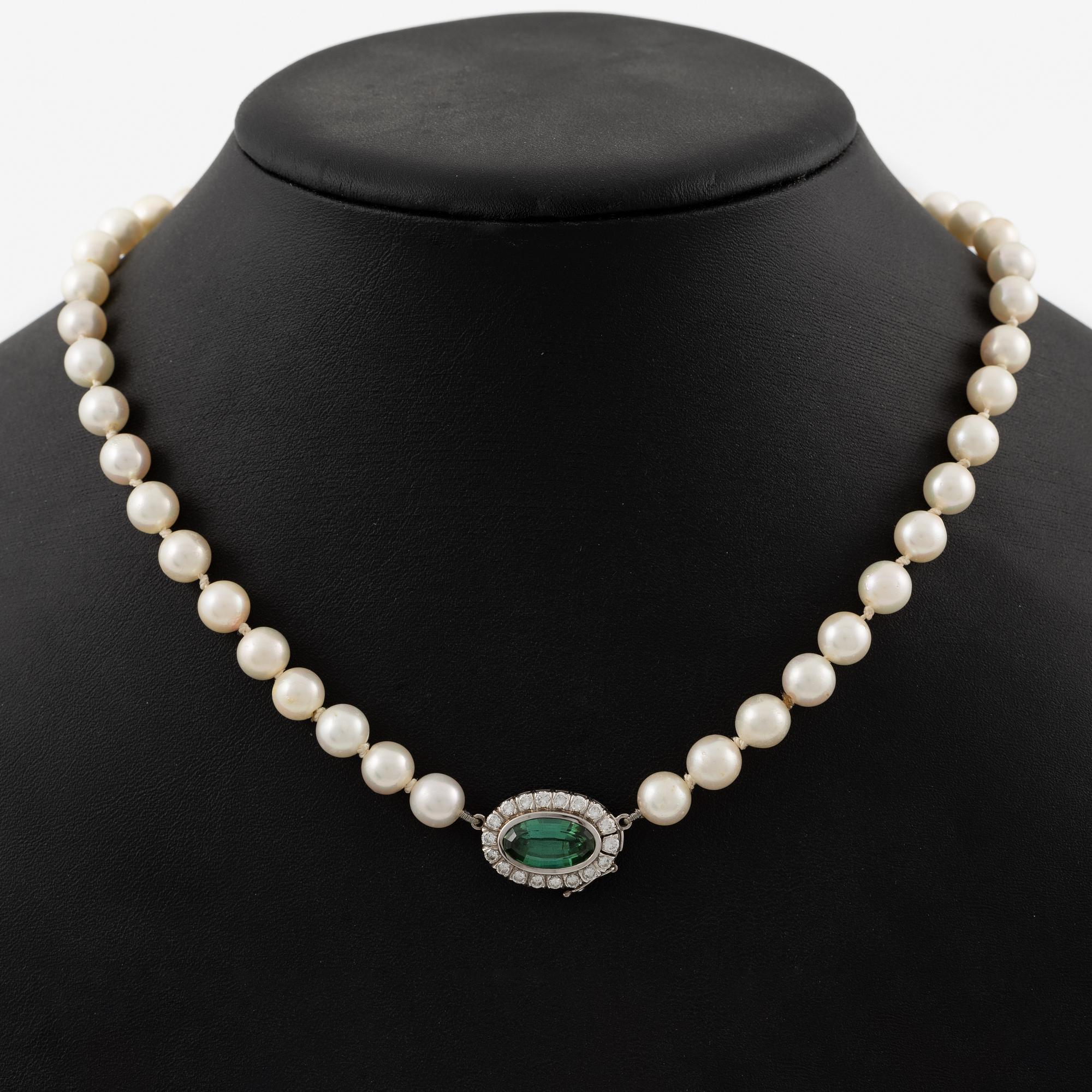 Necklace of cultured pearls with an 18K white gold clasp set with green tourmaline.