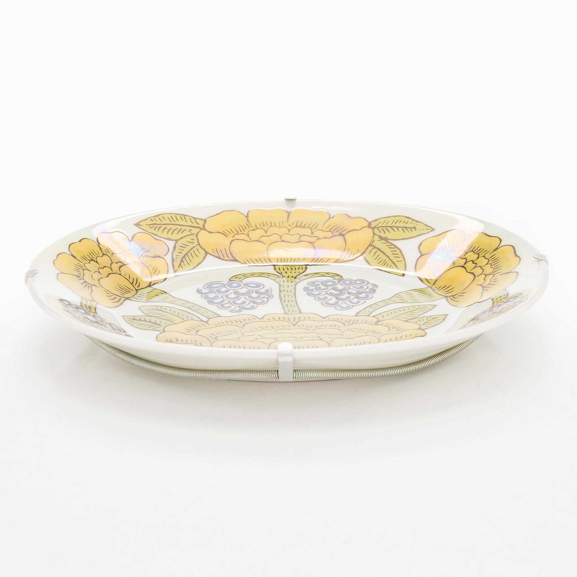 Birger Kaipiainen, a decorative porcelain dish, 'Elegance/3', numbered 261. Pro Arte, Arabia.