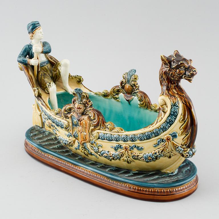 A majolica jardinere from Rörstrand made in 1884-1890.