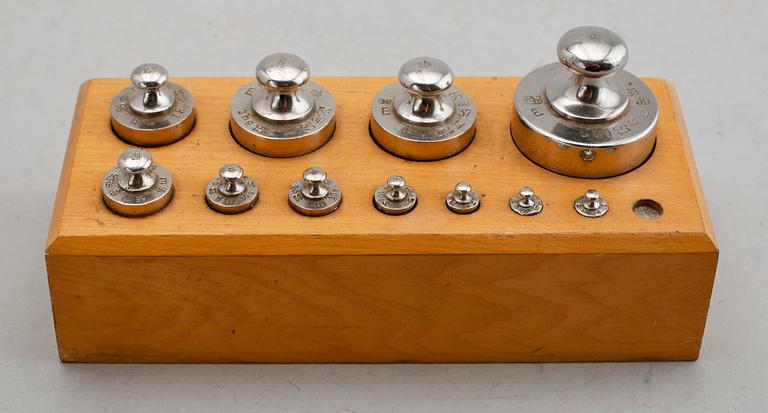 APOTEKSVÅG, mässing och smide, 1900-talets första hälft. Ej komplett.