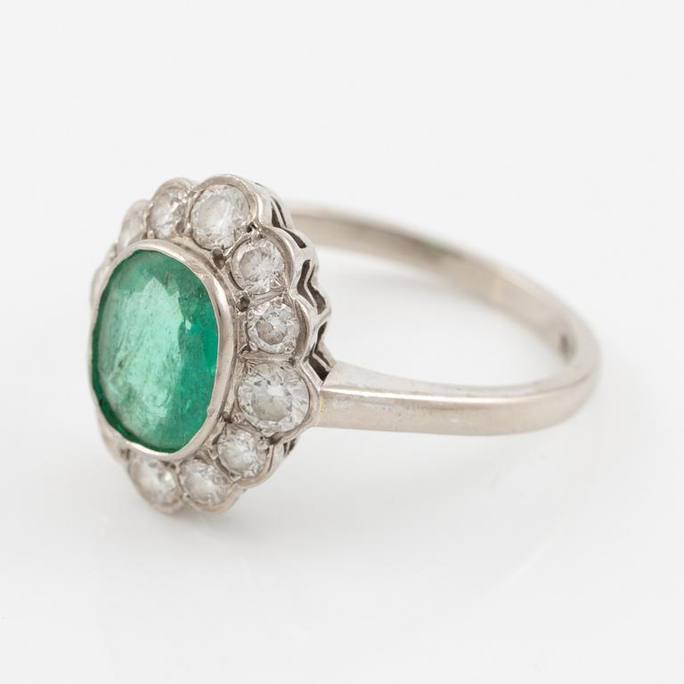 Ring 18K white gold with emerald and brilliant-cut diamonds.