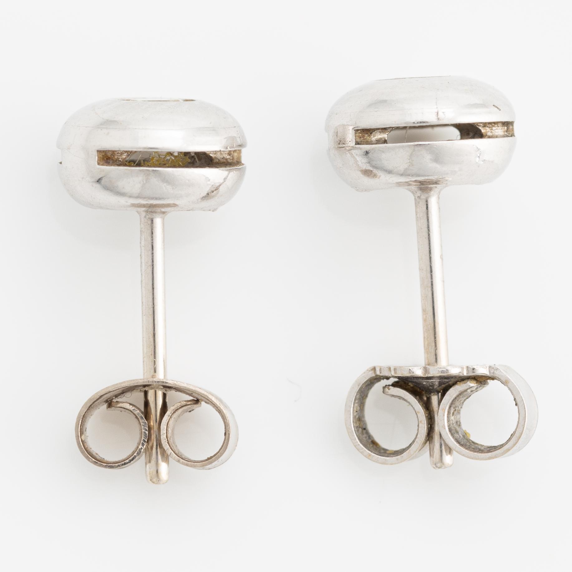 Örhängen, ett par, vitguld med briljantslipade diamanter.