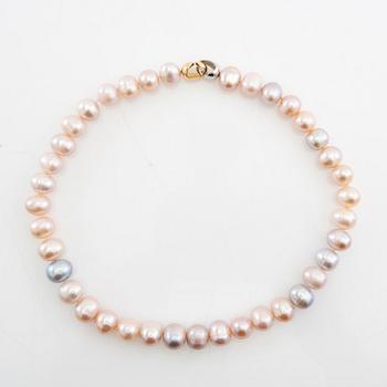 Necklace of cultured freshwater pearls with a clasp in 18K red and white gold from Georg Jensen & Wendel.