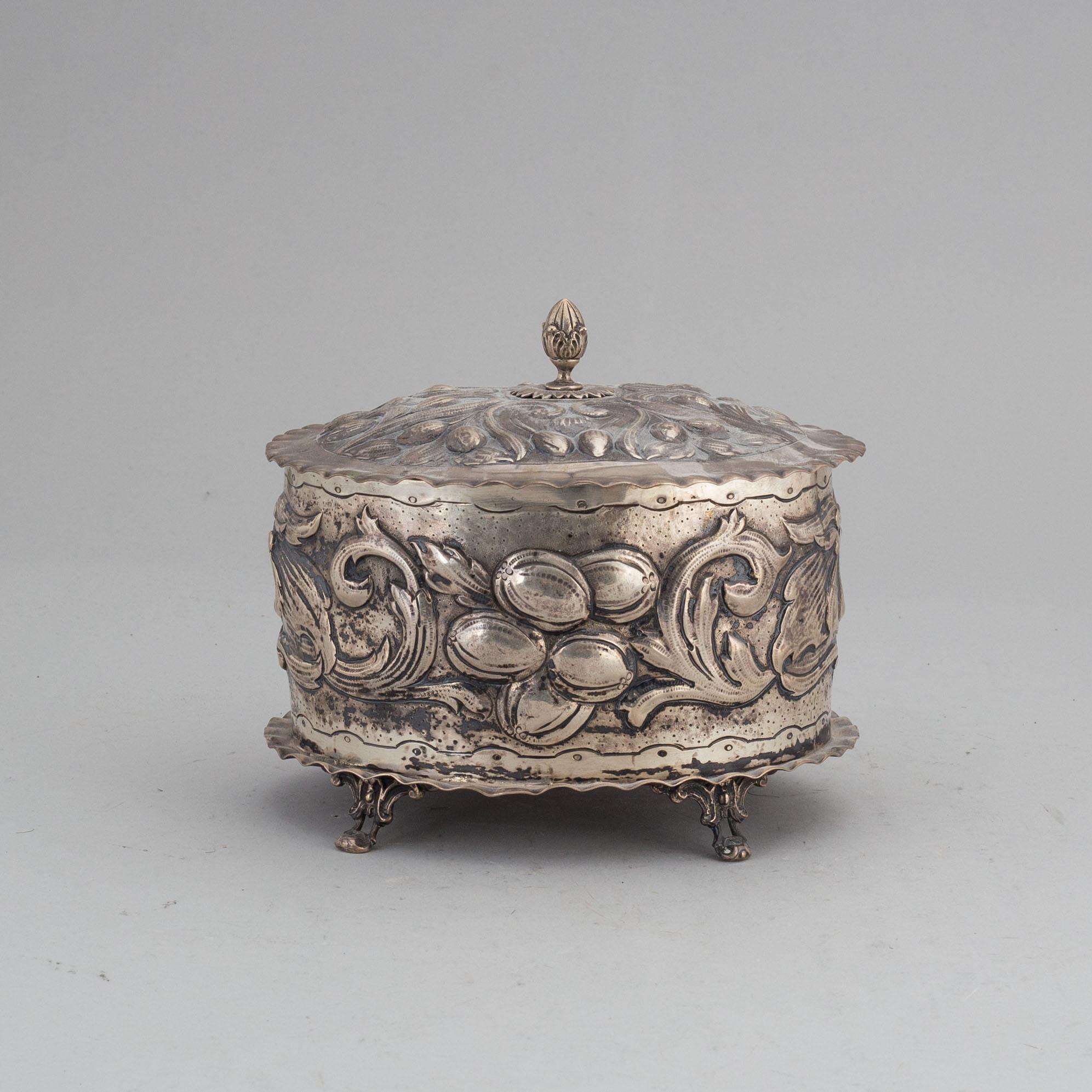 SKRIN MED LOCK, silver, otydliga stämplar, troligen Österrike, 1800-tal.