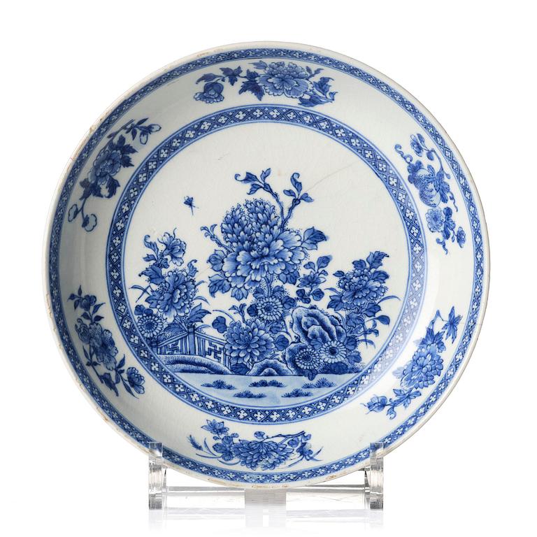 Tallrik, mjukt porslin. Qingdynastin, 1700-tal med Chenghuas märke.