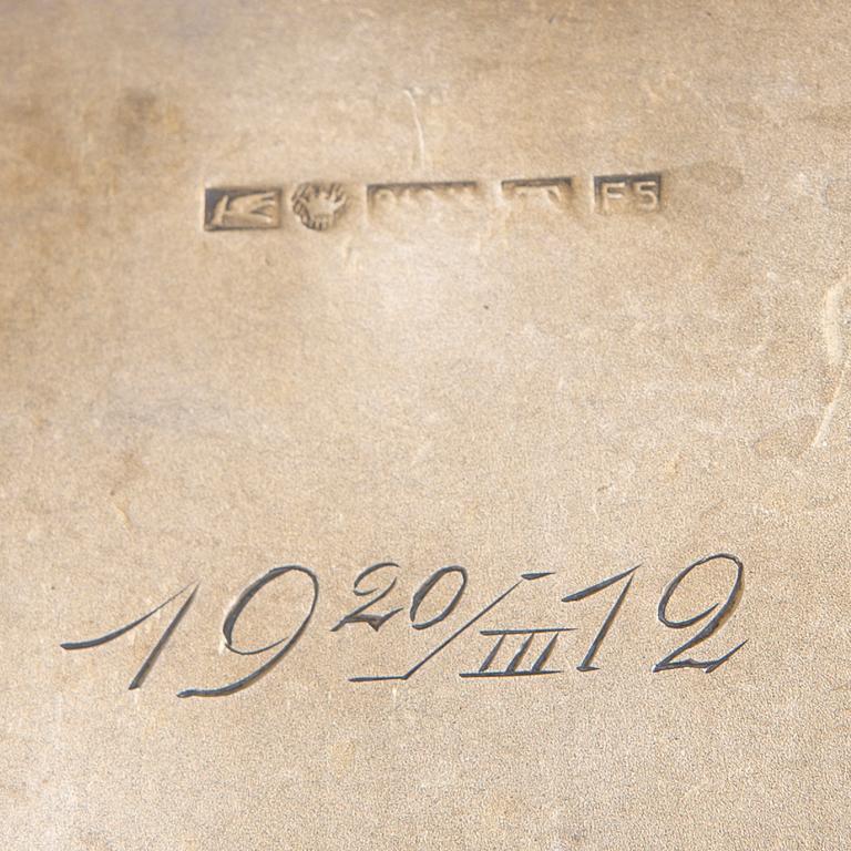 CIGARETTETUI, silver, Finlands Guldsmeds A.B, Åbo 1911. Vikt 124 g.