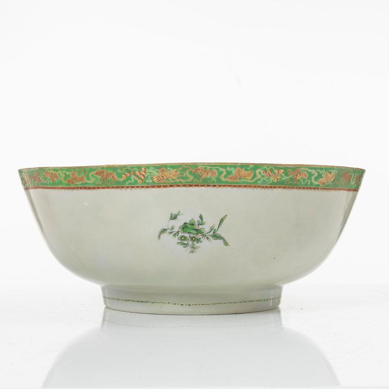 Smörterrin, terrinfat och bålskål, kompaniporslin, Kina, Qingdynastin, 1700-tal.